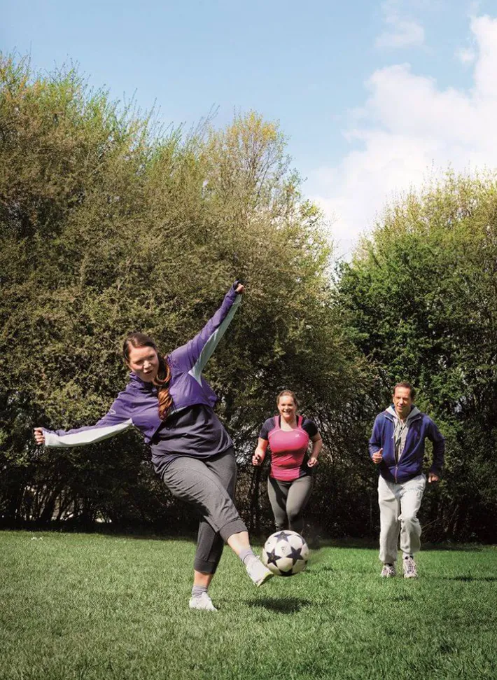 aktiv_gegen_krebs_sport_krebs_diabetes-bewegt-uns Menschen spielen Fußball