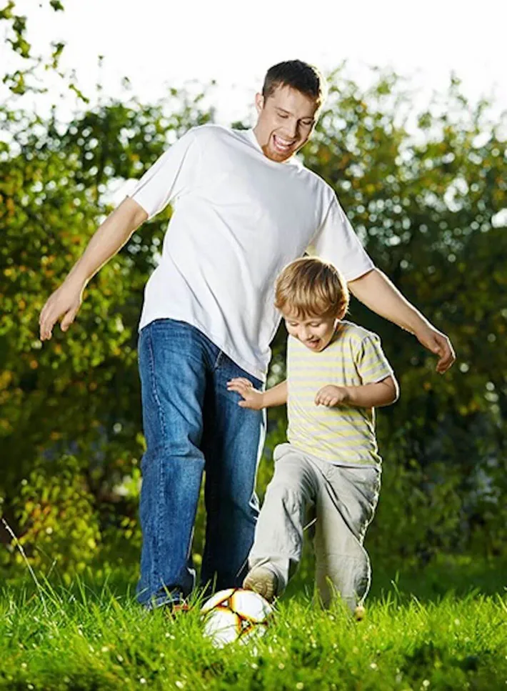 vater_sohn_zeit_entspannung_familie_17224217-neu Vater und Sohn spielen Fußball